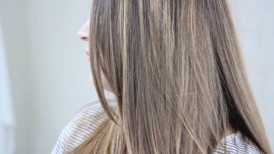A step-by-step video for highlighting hair at home